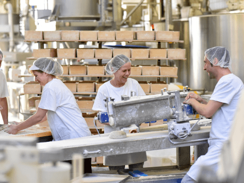 3 mensen in industriebedrijf die brood aan het maken zijn