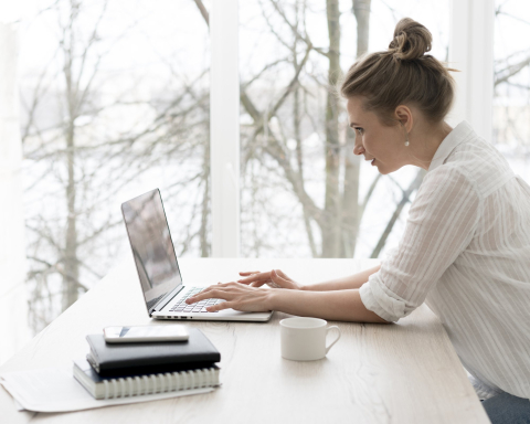 Vrouw die werkt aan laptop