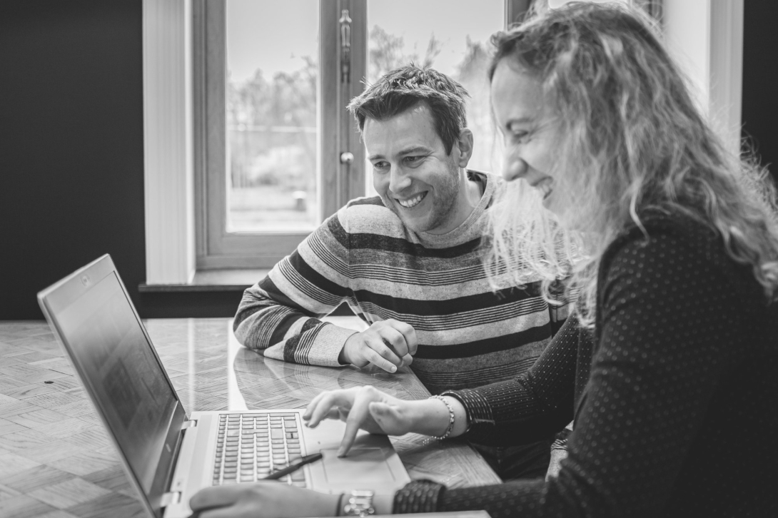 Man en vrouw aan laptop